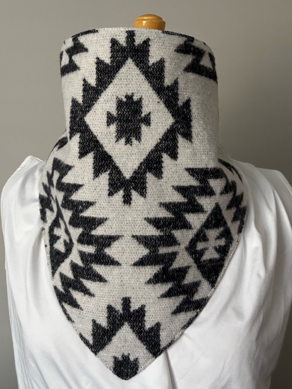 Aztec Knit Triangle Neck Scarf - Black & Cream